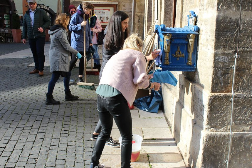 Brunnenabdeckung und Fr&uuml;hjahrsputz vorm Rathaus
