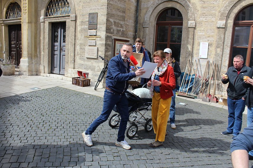 Fr&uuml;hjahrsputzaktion mit Verleihung der Goldenen Kehrschaufel