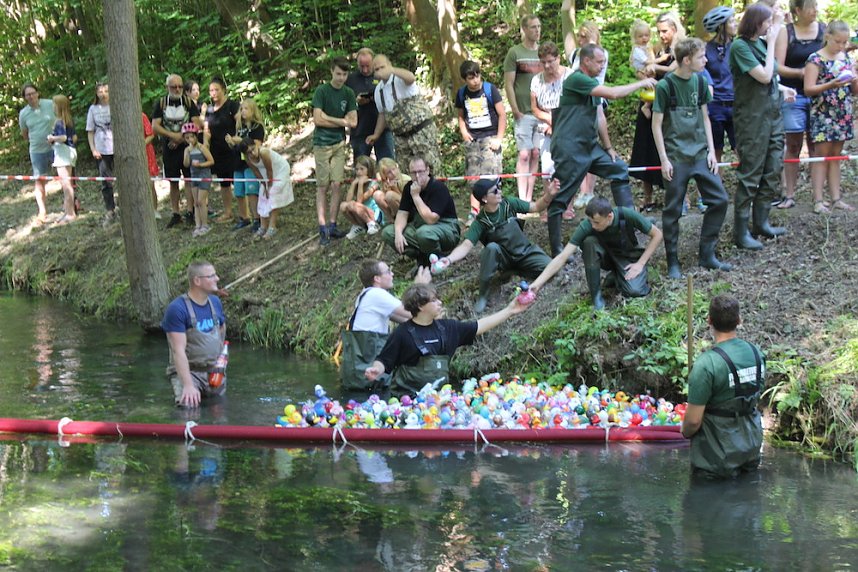 Am Start und an der Strecke des Entenrennens 2022