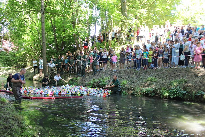 Am Start und an der Strecke des Entenrennens 2022