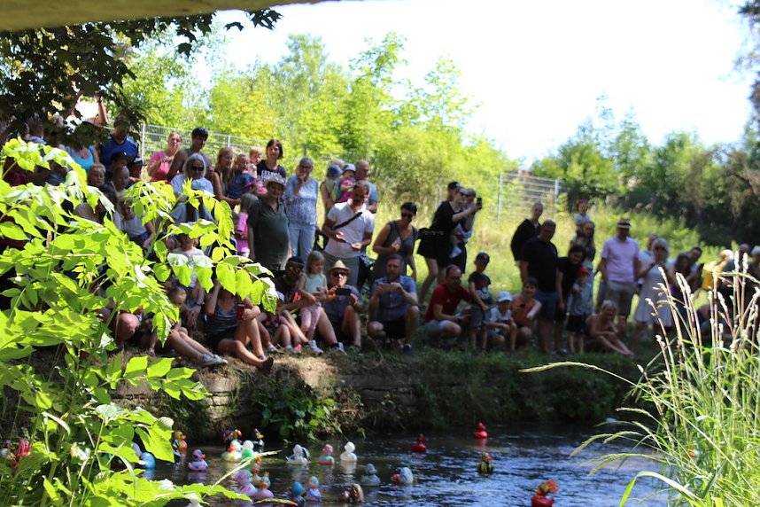 Am Start und an der Strecke des Entenrennens 2022