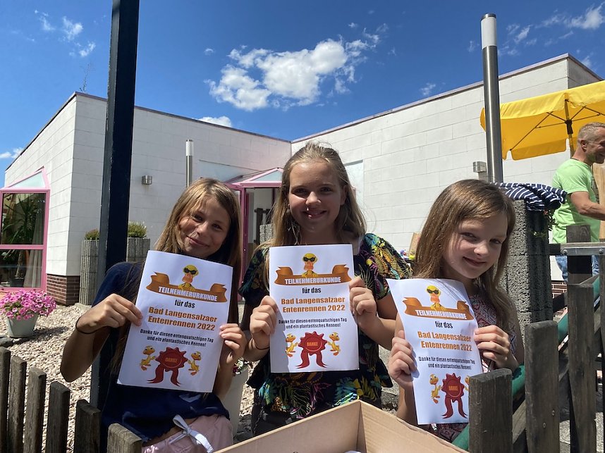 Siegerehrung am Riedsgraben beim diesj&auml;hrigen Entenrennen