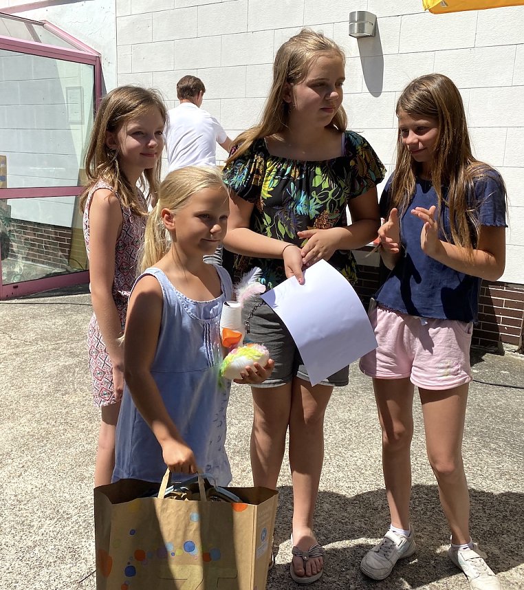 Siegerehrung am Riedsgraben beim diesj&auml;hrigen Entenrennen