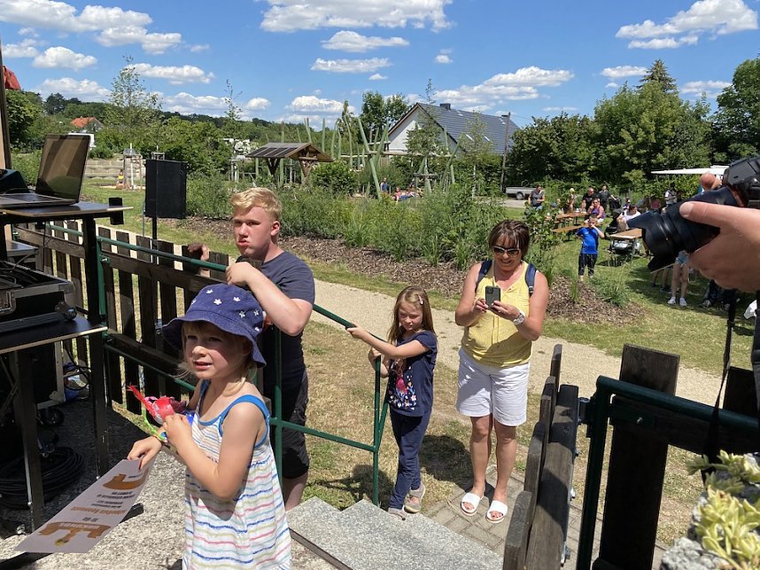 Siegerehrung am Riedsgraben beim diesj&auml;hrigen Entenrennen