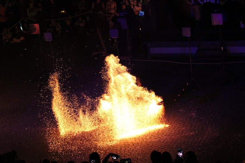 Atemberaubendes Feuerspektakel auf dem T&ouml;pfermarkt in Bad Langensalza 