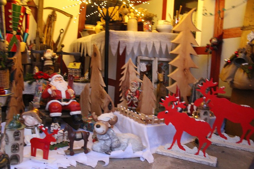 Weihnachtliches Ambiente im Antiquit&auml;ten-und Tr&ouml;delhof