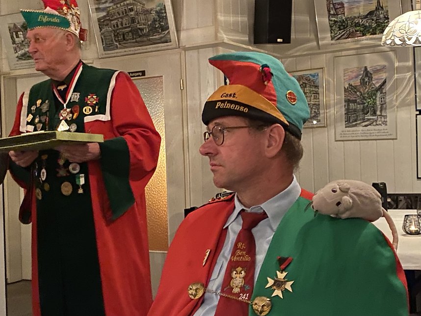 Gestandene Ritter haben einigen Zierat an der R&uuml;stung. Im Vordergrund Ritter Benventilo aus Peine