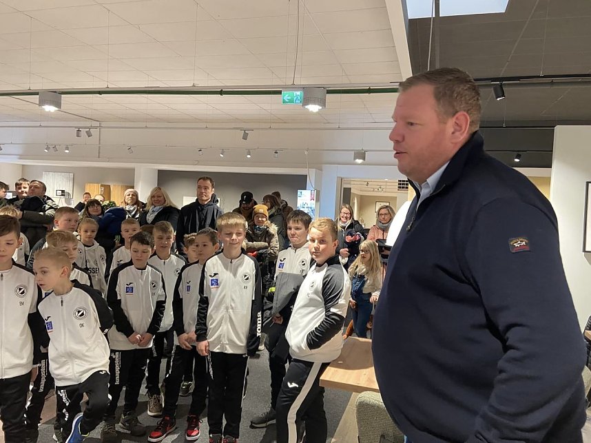 Junge Preu&szlig;en zu Besuch beim Sponsor