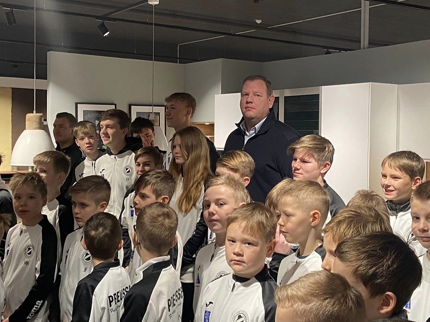 Junge Preu&szlig;en zu Besuch beim Sponsor