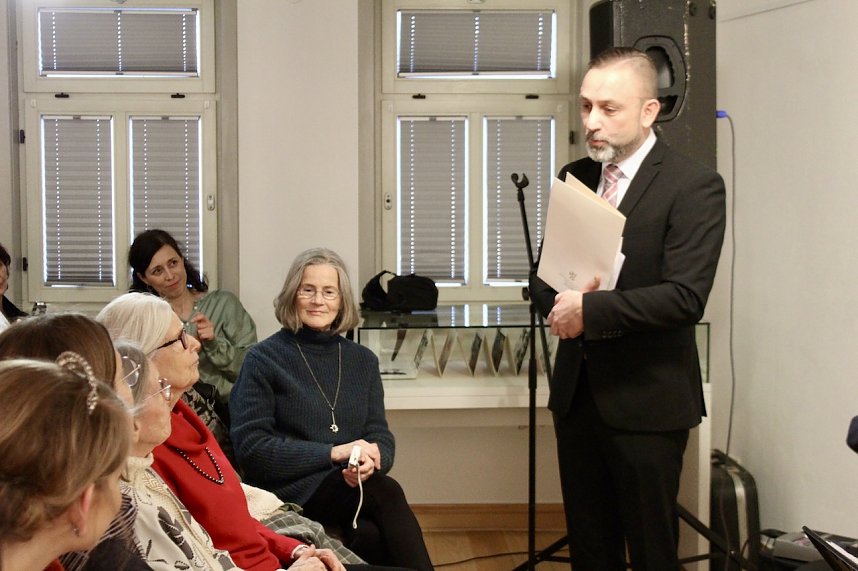 B&uuml;rgermeister Matthias Reinz ehrt die K&uuml;nstlerin Elisabeth Weidemann zu ihrer Ausstellungser&ouml;ffnung im Stadtmuseum in Bad Frankenhausen