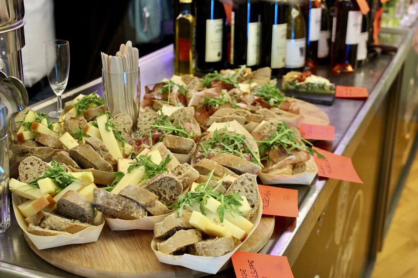 Ein Reiseb&uuml;ro und ein Restaurant hatten zu einem interessanten Abend in das Schl&ouml;sschen in Bad Langensalza geladen