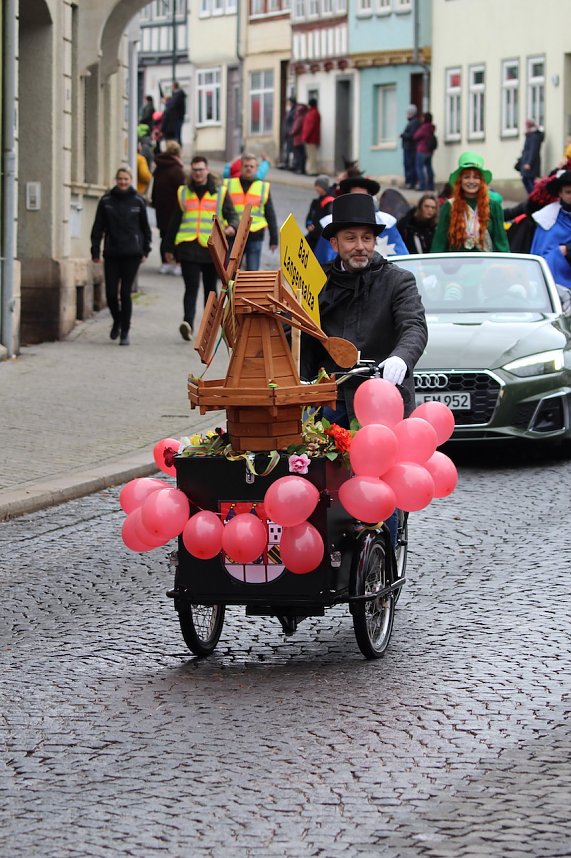 Fr&ouml;hlichbunter Karnevalsumzug in und um Bad Langensalza