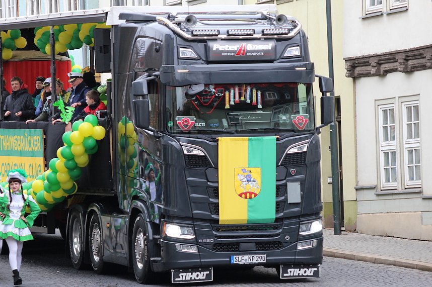 Fr&ouml;hlichbunter Karnevalsumzug in und um Bad Langensalza