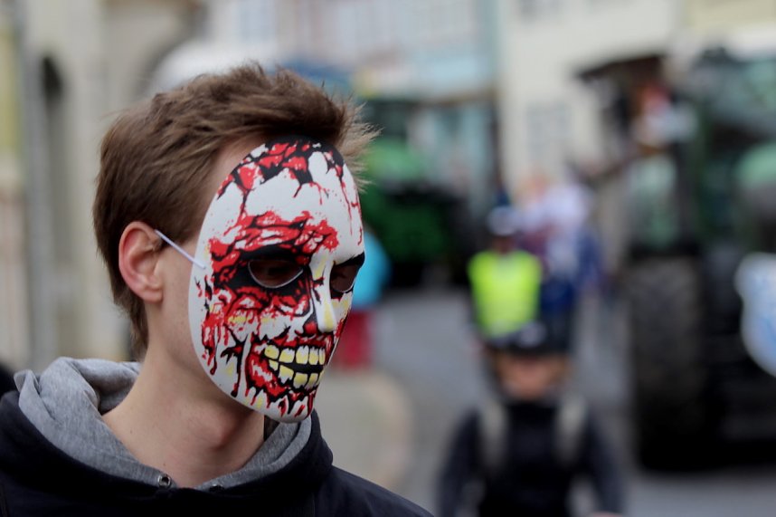 Fr&ouml;hlichbunter Karnevalsumzug in und um Bad Langensalza