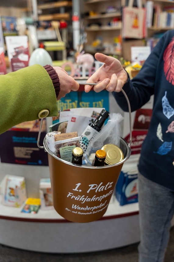 Hier wandert der Eimer von Siegerhand zu Siegerhand