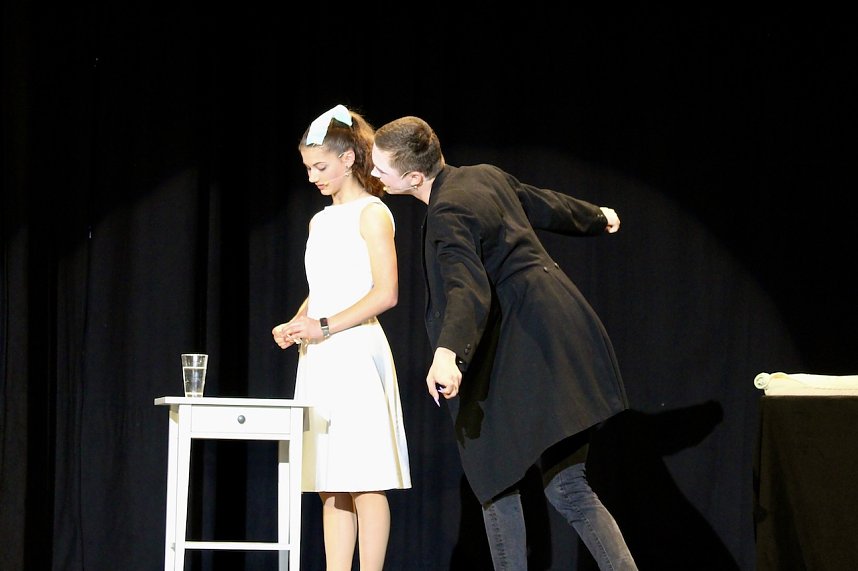 Theatergruppe des Salza-Gymnasiums feierte umjubelte Premiere mit ihren St&uuml;ck Alice im ANDERLAND, frei nach Lewis Carrol.