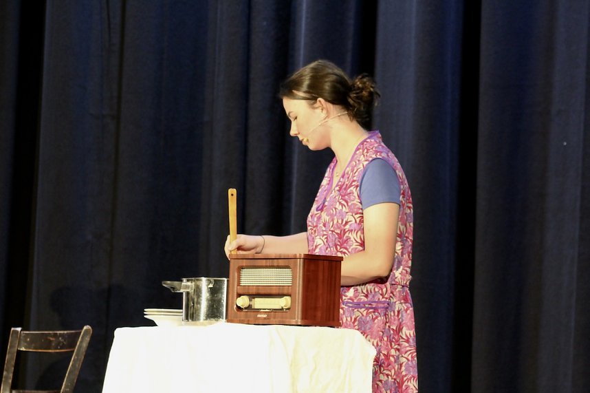 Theatergruppe des Salza-Gymnasiums feierte umjubelte Premiere mit ihren St&uuml;ck Alice im ANDERLAND, frei nach Lewis Carrol.