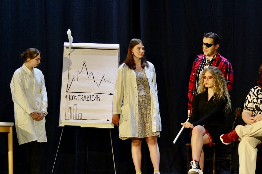 Theatergruppe des Salza-Gymnasiums feierte umjubelte Premiere mit ihren St&uuml;ck Alice im ANDERLAND, frei nach Lewis Carrol.