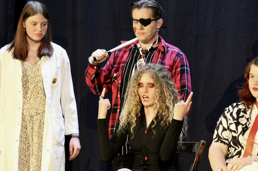 Theatergruppe des Salza-Gymnasiums feierte umjubelte Premiere mit ihren St&uuml;ck Alice im ANDERLAND, frei nach Lewis Carrol.