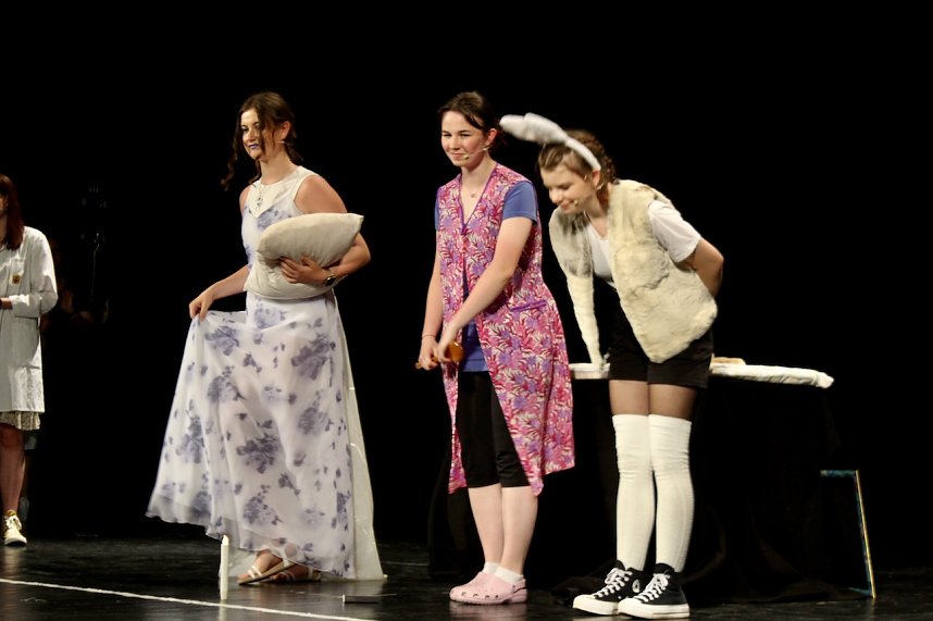 Theatergruppe des Salza-Gymnasiums feierte umjubelte Premiere mit ihren St&uuml;ck Alice im ANDERLAND, frei nach Lewis Carrol.