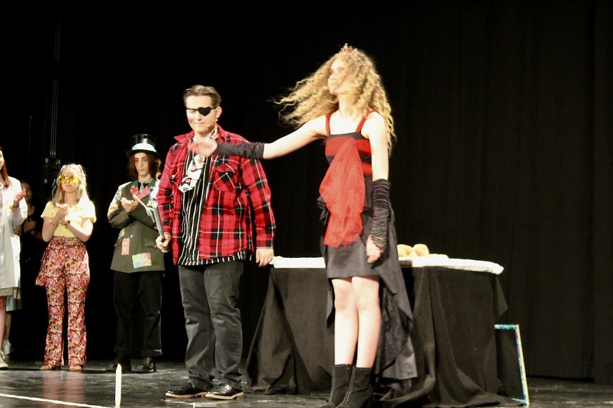 Theatergruppe des Salza-Gymnasiums feierte umjubelte Premiere mit ihren St&uuml;ck Alice im ANDERLAND, frei nach Lewis Carrol.