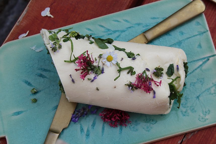 Kulinarische Gen&uuml;sse aus der Natur, stellte das Team "Wildrausch" seinen G&auml;sten im Garten des Apothekenmuseums in Bad Langensalza vor