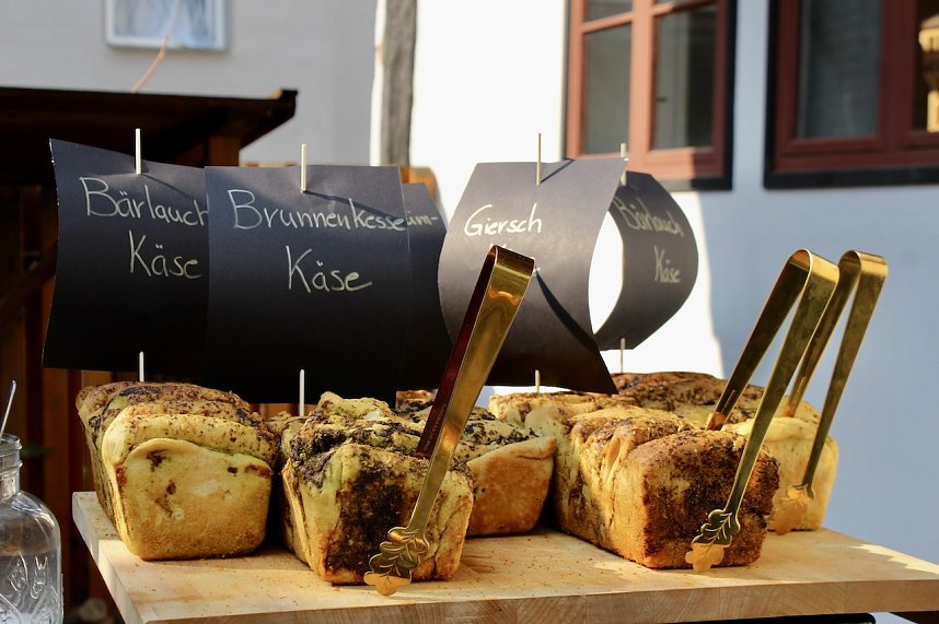 Kulinarische Gen&uuml;sse aus der Natur, stellte das Team "Wildrausch" seinen G&auml;sten im Garten des Apothekenmuseums in Bad Langensalza vor