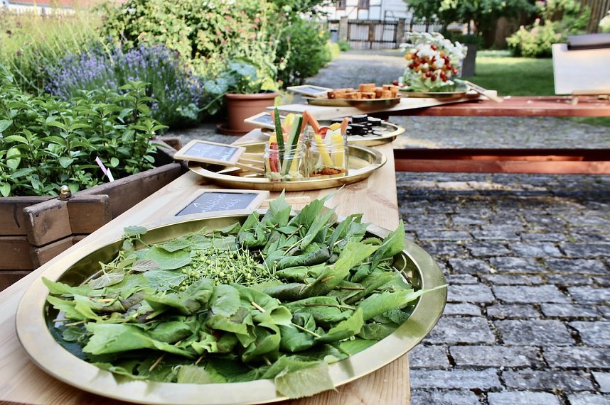 Kulinarische Gen&uuml;sse aus der Natur, stellte das Team "Wildrausch" seinen G&auml;sten im Garten des Apothekenmuseums in Bad Langensalza vor