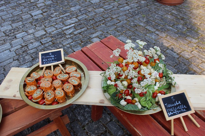 Kulinarische Gen&uuml;sse aus der Natur, stellte das Team "Wildrausch" seinen G&auml;sten im Garten des Apothekenmuseums in Bad Langensalza vor