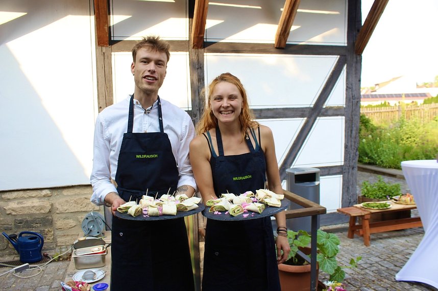 Kulinarische Gen&uuml;sse aus der Natur, stellte das Team "Wildrausch" seinen G&auml;sten im Garten des Apothekenmuseums in Bad Langensalza vor