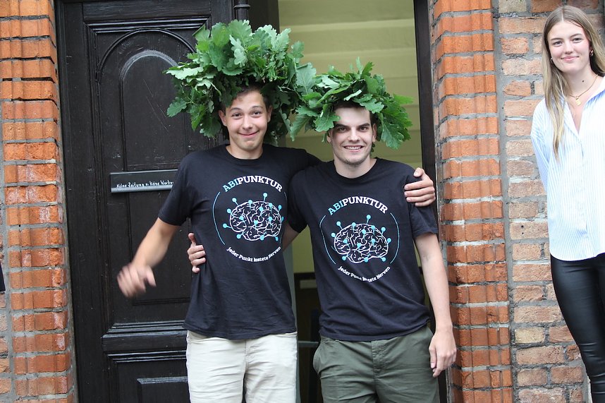 Abi 2023 - Abiturienten des Salza Gymnasiums in Bad Langensalza erhalten ihren Eichenlaubkranz