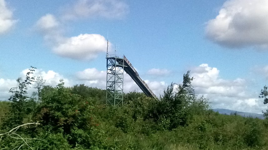 Einst von B&auml;umen verdeckt, ist die Sprungschance zwischen Waldschl&ouml;sschen und Harzhaus heute weithin sichtbar.