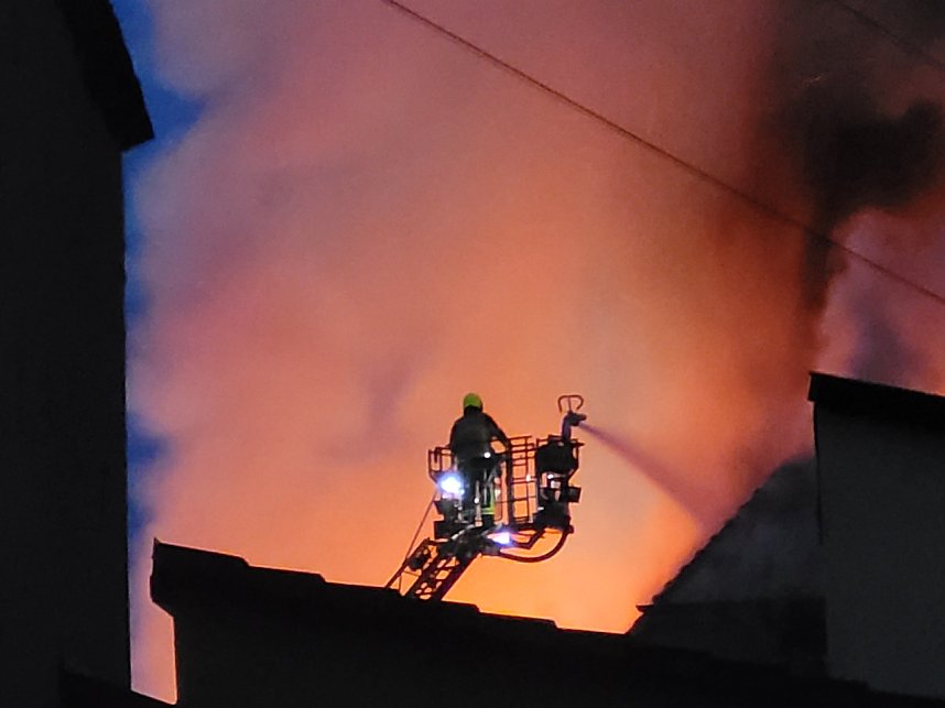 Gro&szlig;brand am Abend in Oberdorla