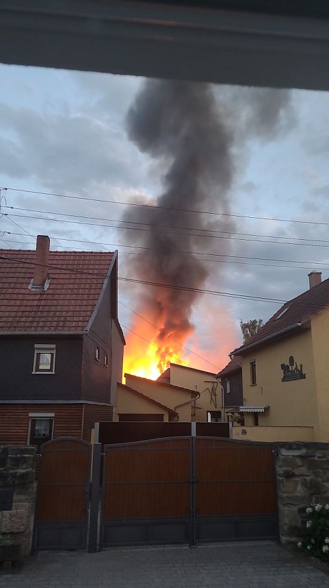 Gro&szlig;brand am Abend in Oberdorla