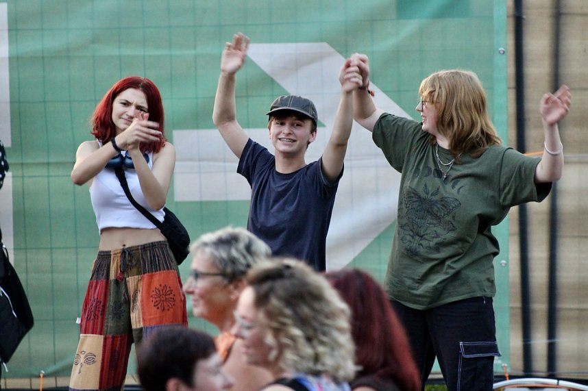 Begeisterte Zuschauerinnen und Zuschauer beim "ABBA Dream Tribute" Konzert in Bad Langensalza