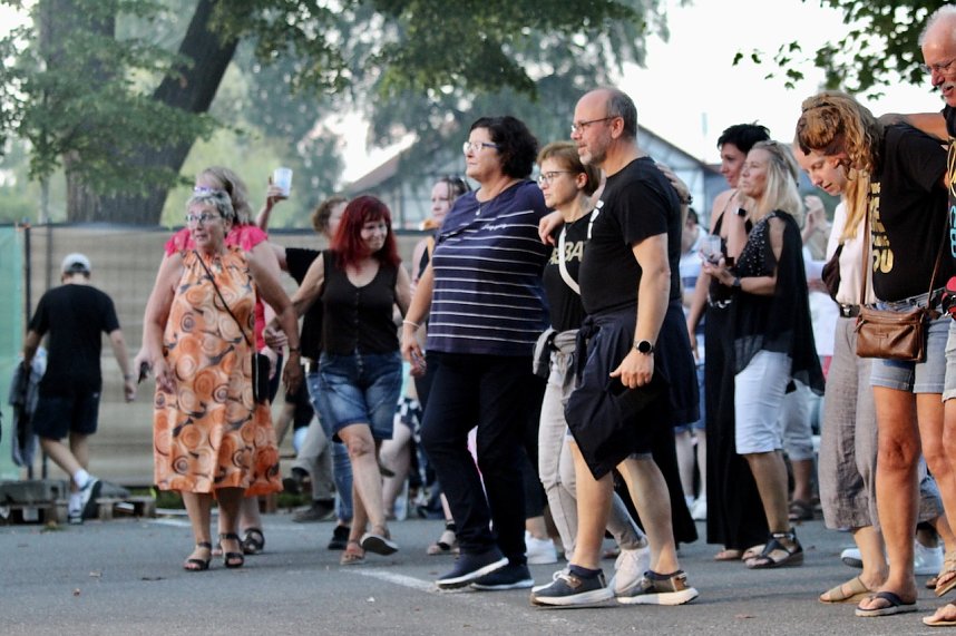 Begeisterte Zuschauerinnen und Zuschauer beim "ABBA Dream Tribute" Konzert in Bad Langensalza