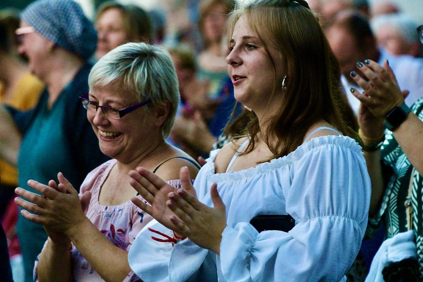 Begeisterte Zuschauerinnen und Zuschauer beim "ABBA Dream Tribute" Konzert in Bad Langensalza