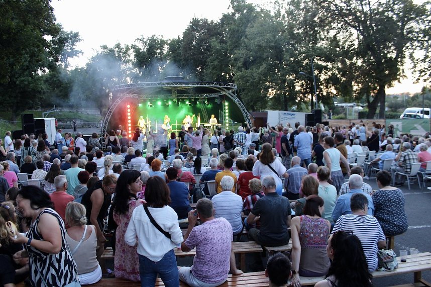 Begeisterte Zuschauerinnen und Zuschauer beim "ABBA Dream Tribute" Konzert in Bad Langensalza