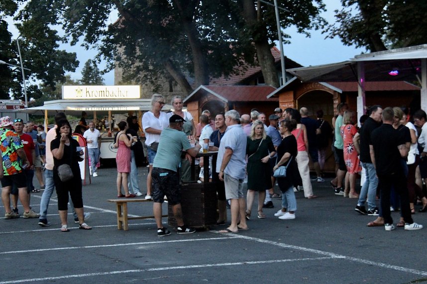 Begeisterte Zuschauerinnen und Zuschauer beim "ABBA Dream Tribute" Konzert in Bad Langensalza