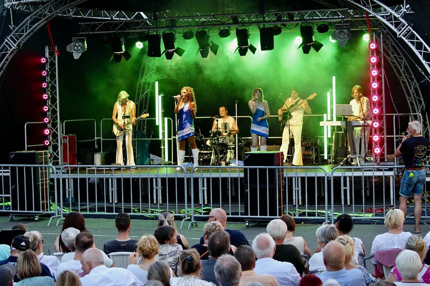 Begeisterte Zuschauerinnen und Zuschauer beim "ABBA Dream Tribute" Konzert in Bad Langensalza
