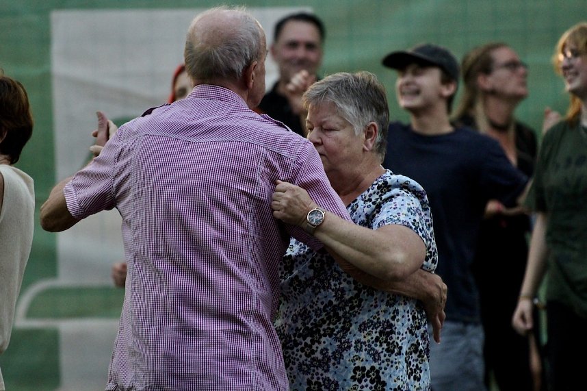 Begeisterte Zuschauerinnen und Zuschauer beim "ABBA Dream Tribute" Konzert in Bad Langensalza