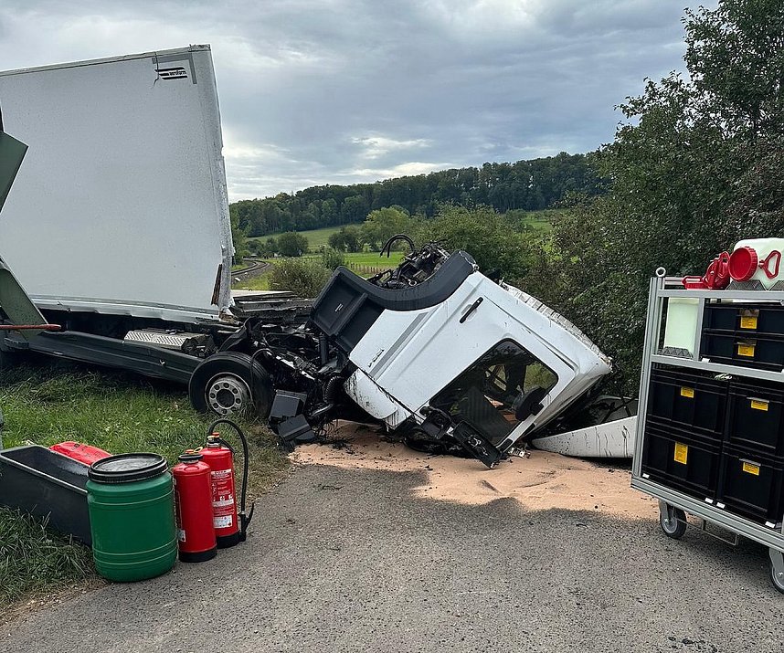 Unfall am Bahn&uuml;bergang: stundenlange Sperrung der Strecke