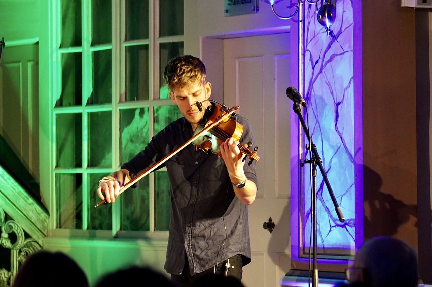 Die schottische Folkmusikerin Siobhan Miller und ihre Band begeisterten das Publikum in der Gottesackerkirche in Bad Langensalza 