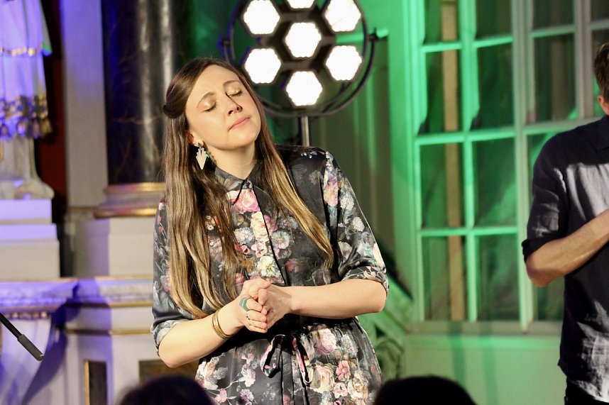 Die schottische Folkmusikerin Siobhan Miller und ihre Band begeisterten das Publikum in der Gottesackerkirche in Bad Langensalza 