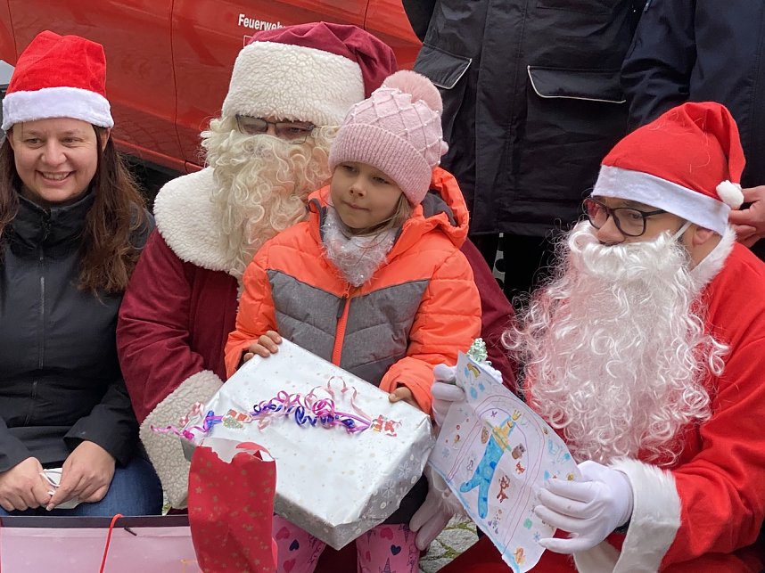 Verteilung der Geschenke aus der Wunschbaumaktion