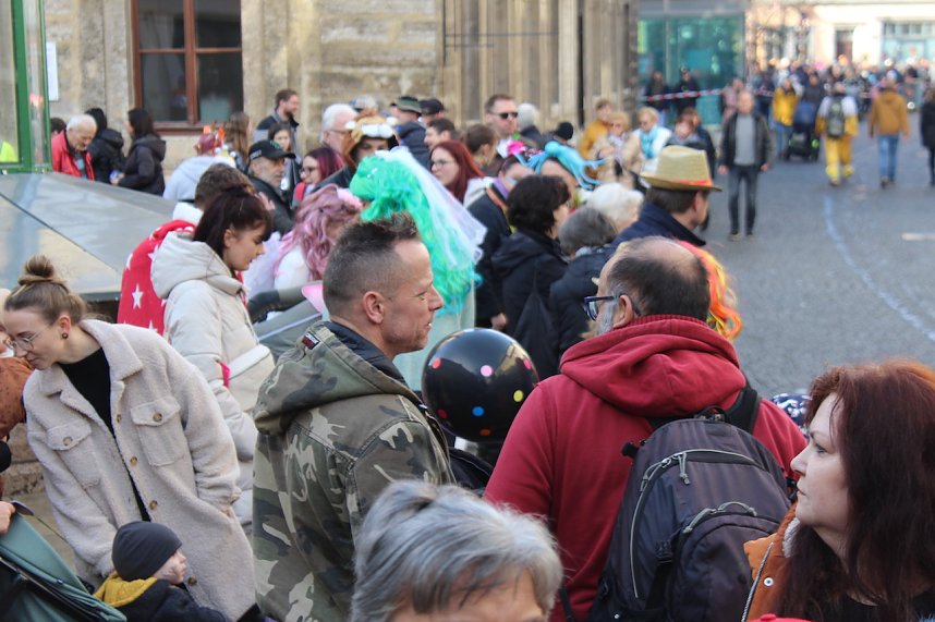Fr&ouml;hliche Menschen feierten bei strahlendem Sonnenschein den Karnevalsumzug durch Bad Langensalza
