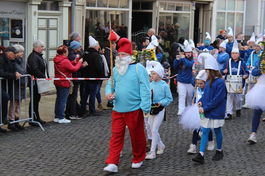 Fr&ouml;hliche Menschen feierten bei strahlendem Sonnenschein den Karnevalsumzug durch Bad Langensalza