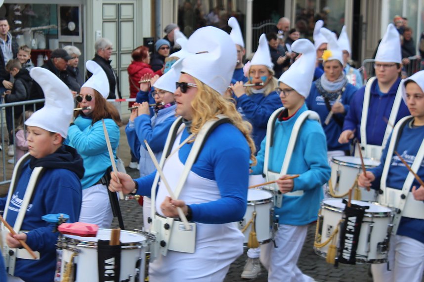 Fr&ouml;hliche Menschen feierten bei strahlendem Sonnenschein den Karnevalsumzug durch Bad Langensalza