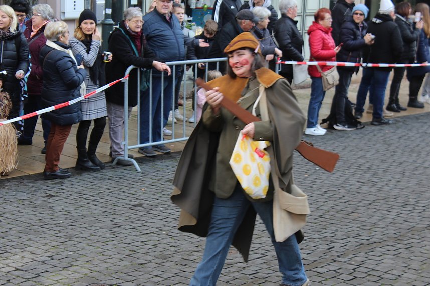 Fr&ouml;hliche Menschen feierten bei strahlendem Sonnenschein den Karnevalsumzug durch Bad Langensalza