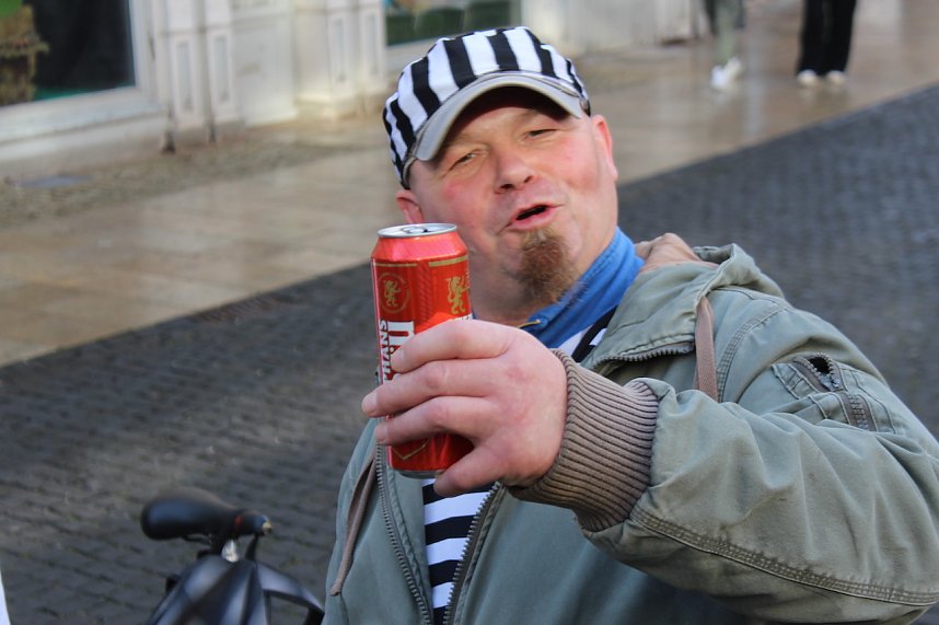 Fr&ouml;hliche Menschen feierten bei strahlendem Sonnenschein den Karnevalsumzug durch Bad Langensalza